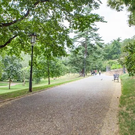 Blueground - Vrsovice, Furnished Prag